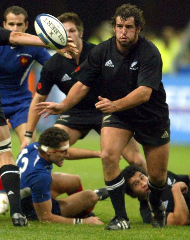 Kredit Wajib: Foto oleh Olivier Hoslet/EPA/REX/Shutterstock (7793414b) Pemain All Blacks Selandia Baru Carl Hayman (kanan) bertarung dengan pemain tim Prancis selama pertandingan uji coba rugby union mereka di Stade of France dekat Paris Sabtu 27 November, Persatuan Rugbi Prancis Selandia Baru 2004 - November 2004