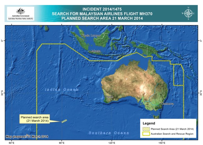 SAMUDERA INDIA - Citra satelit yang disediakan oleh AMSA (Otoritas Keamanan Maritim Australia) ini menunjukkan peta rencana area pencarian Malaysian Airlines Penerbangan MH370 yang hilang pada 21 Maret 2014. Pihak berwenang Australia menerima gambar satelit kemarin yang menunjukkan dua benda besar di India Lautan yang kemungkinan merupakan puing-puing pesawat Malaysian Airlines Penerbangan MH370 yang hilang. Pesawat itu hilang hampir dua minggu lalu, membawa 239 penumpang dan awak antara Kuala Lumpur dan Beijing. (Foto oleh AMSA melalui Getty Images)