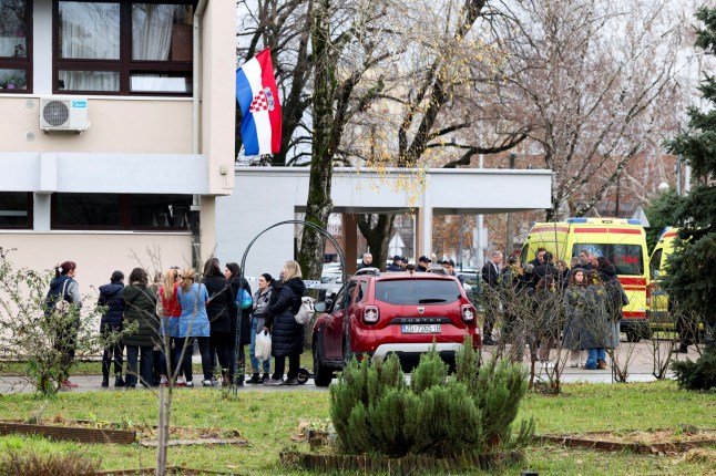 Orang-orang berdiri di dekat ambulans, menyusul serangan penikaman di sebuah sekolah dasar, di Zagreb, Kroasia 20 Desember 2024. REUTERS/Antonio Tronic