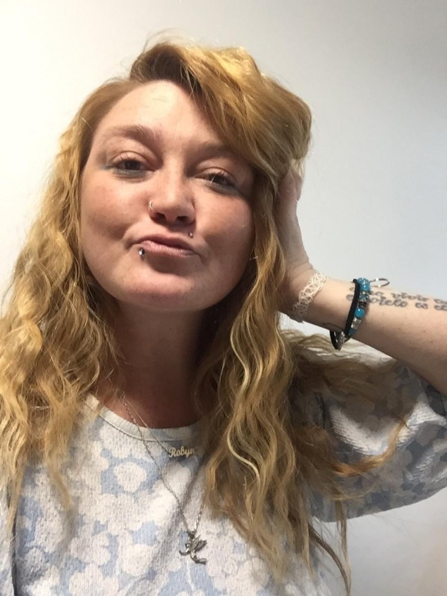 Robyn Taylor, 34, dari Macclesfield, menderita stroke saat mengunjungi keluarganya di Spanyol. Sekarang keluarganya mengumpulkan dana untuk membawanya kembali ke Inggris. Kredit: CheshireLive/MEN