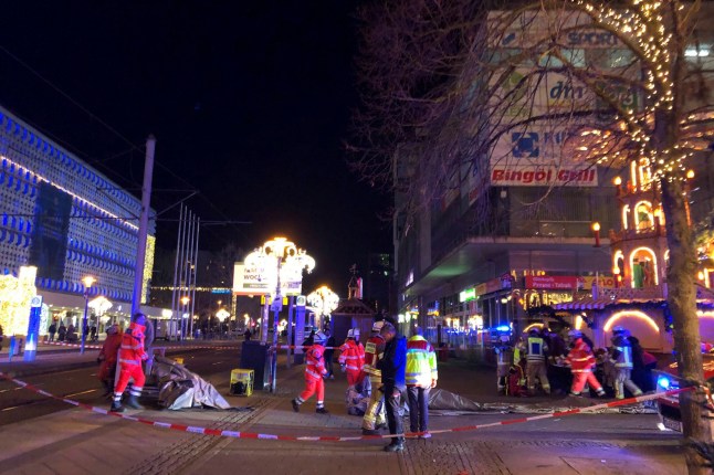 Layanan darurat merespons insiden di pasar Natal di Magdeburg, Jerman, Jumat, 20 Desember 2024. (D??rthe Hein/dpa via AP)