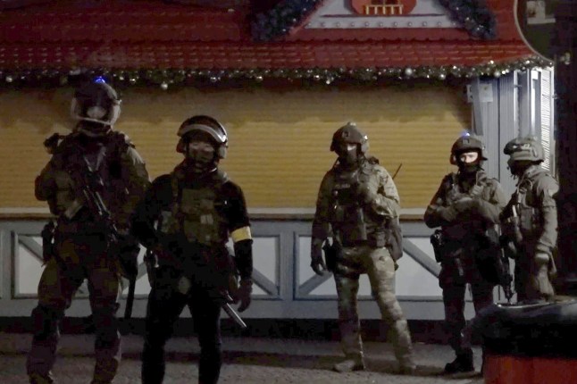 Dalam tangkapan layar video ini, pasukan polisi khusus menghadiri insiden di pasar Natal di Magdeburg, Jerman, Jumat, 20 Desember 2024. (Thomas Schulz/dpa via AP)