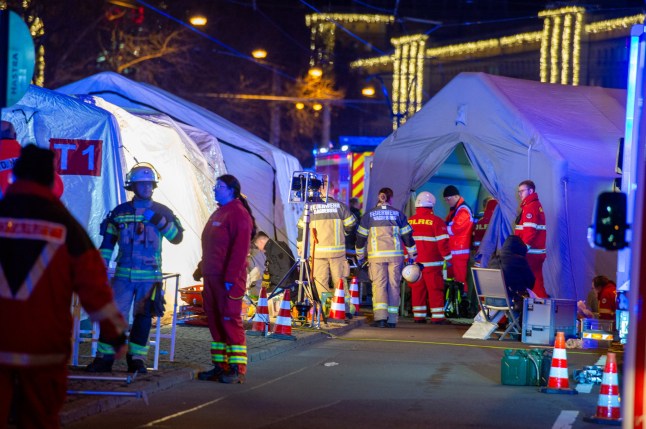 MAGDEBURG, JERMAN - 20 DESEMBER: Van polisi dan ambulans berdiri di samping pasar Natal tahunan di pusat kota menyusul kemungkinan insiden teroris pada 20 Desember 2024 di Magdeburg, Jerman. Setidaknya satu orang tewas dan puluhan lainnya terluka setelah sebuah mobil melaju ke pasar Natal yang ramai, menurut laporan awal. Polisi dilaporkan menangkap pengemudi tersebut. (Foto oleh Craig Stennett/Getty Images)
