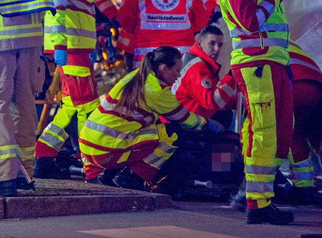 MAGDEBURG, JERMAN - 20 DESEMBER: Van polisi dan ambulans berdiri di samping pasar Natal tahunan di pusat kota menyusul kemungkinan insiden teroris pada 20 Desember 2024 di Magdeburg, Jerman. Setidaknya satu orang tewas dan puluhan lainnya terluka setelah sebuah mobil melaju ke pasar Natal yang ramai, menurut laporan awal. Polisi dilaporkan menangkap pengemudi tersebut. (Foto oleh Craig Stennett/Getty Images)