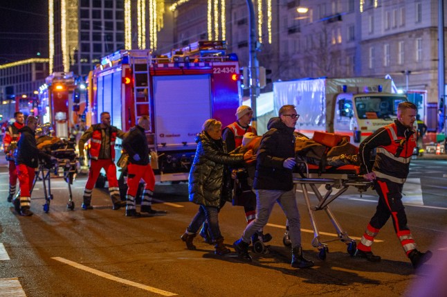 MAGDEBURG, JERMAN - 20 DESEMBER: Kru ambulans membawa bahan-bahan dengan tandu untuk menjauhkan pasar Natal tahunan dari pusat kota menyusul kemungkinan serangan teroris pada 20 Desember 2024 di Magdeburg, Jerman. Setidaknya dua orang, termasuk seorang bayi, tewas dan sedikitnya 60 lainnya terluka setelah sebuah mobil melaju ke pasar Natal yang ramai, menurut laporan awal. Polisi menangkap pengemudi tersebut, yang diyakini merupakan warga negara Saudi yang tinggal di Jerman sejak tahun 2006 dan bekerja sebagai dokter. (Foto oleh Craig Stennett/Getty Images)
