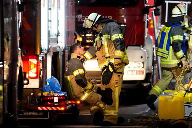Layanan darurat bekerja di area tertutup dekat pasar Natal, setelah sebuah mobil menabrak kerumunan di Magdeburg, Jerman, Jumat, 20 Desember 2024. (AP Photo/Ebrahim Noroozi)