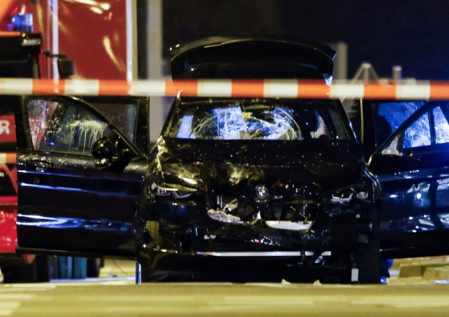 Mobil yang menabrak kerumunan orang yang bersuka ria di pasar Natal Magdeburg terlihat setelah serangan di Magdeburg, Jerman, 21 Desember 2024. REUTERS/Axel Schmidt TPX IMAGES OF THE DAY