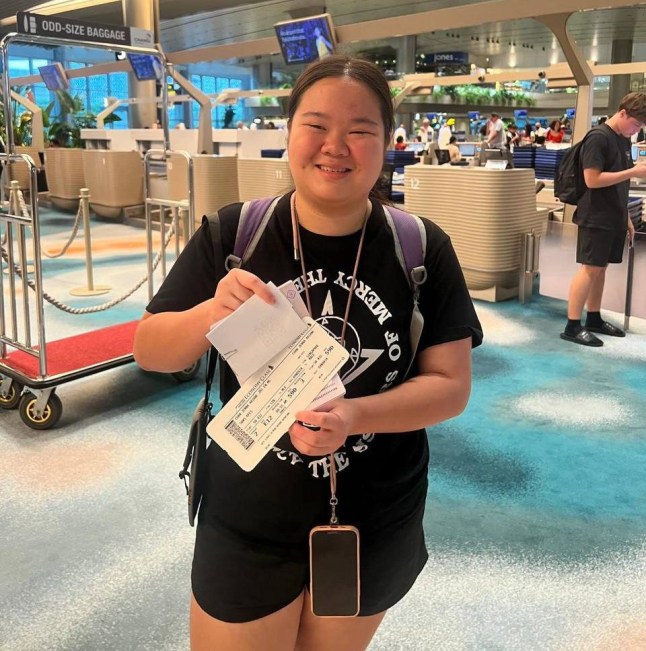 Jenna memotret di bandara.
