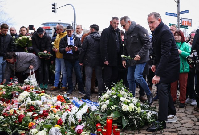 Tino Chrupalla (kanan), salah satu pemimpin partai sayap kanan Alternatif untuk Jerman (AfD), meletakkan bunga di antara para pendukungnya di dekat lokasi serangan kendaraan di pasar Natal di Magdeburg, Jerman timur pada 21 Desember. 2024. Jumlah korban tewas akibat serangan 20 Desember meningkat menjadi 5 pada 21 Desember 2024, dengan lebih dari 200 orang terluka, menurut kepala pemerintahan daerah, Reiner. Haseloff. (Foto oleh Ronny HARTMANN / AFP) (Foto oleh RONNY HARTMANN/AFP via Getty Images)