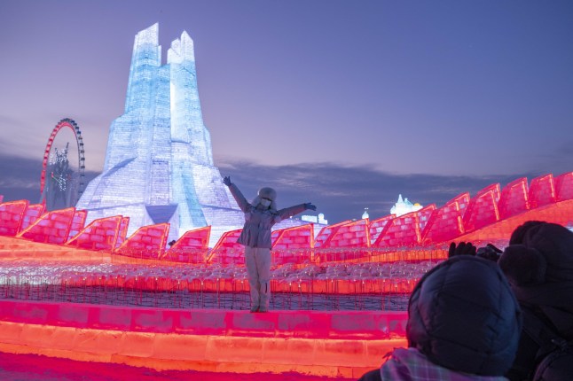 Kredit Wajib: Foto bertema es dan salju di dunia, Harbin Ice-Snow World edisi ke-26, resmi dibuka pada pukul 10 pagi di Harbin, ibu kota Provinsi Heilongjiang di timur laut Tiongkok, juga dikenal sebagai "kota es." Tema "Mimpi musim dingin, Cinta di antara Asia," taman ini dibangun dengan 300.000 meter kubik es dan salju, menggabungkan elemen-elemen yang terinspirasi oleh Asian Winter Games Harbin 2025 mendatang, yang akan dibuka pada bulan Februari mendatang, tepat setelah liburan Festival Musim Semi Tiongkok. Ini juga merupakan acara es dan salju internasional besar pertama yang diselenggarakan oleh Tiongkok sejak Olimpiade Musim Dingin Beijing 2022. Dengan luas keseluruhan yang direncanakan sebesar satu juta meter persegi, dibandingkan dengan 800.000 meter persegi pada tahun terakhirnya, ini merupakan yang terbesar dalam 26 tahun penyelenggaraannya. -tahun sejarah. Dunia Salju Es Heilongjiang Harbin China Terbuka - 21 Desember 2024