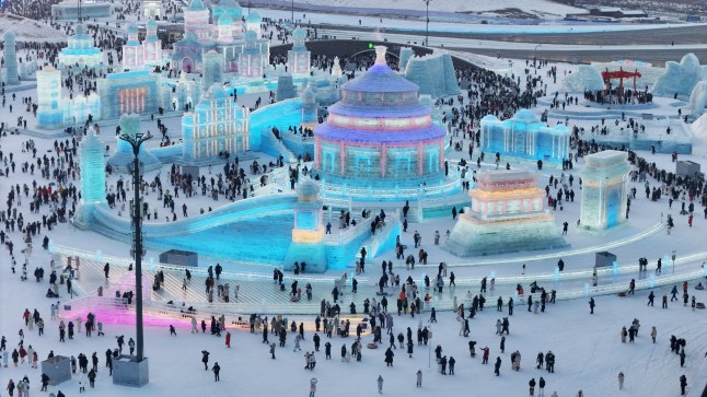 Kredit Wajib: Foto oleh Xinhua/Shutterstock (15025923b) Foto udara dari drone menunjukkan pemandangan dunia es dan salju Harbin di Harbin, Provinsi Heilongjiang, Tiongkok timur laut, 21 Desember 2024. Taman hiburan es dan salju terbesar di dunia, edisi ke-26 Harbin Ice-Snow World, resmi dibuka pada pukul 10 pagi. Harbin, ibu kota Provinsi Heilongjiang Tiongkok Timur Laut juga dikenal sebagai "kota es." Tema "Mimpi musim dingin, Cinta di antara Asia," taman ini dibangun dengan 300.000 meter kubik es dan salju, menggabungkan elemen-elemen yang terinspirasi oleh Asian Winter Games Harbin 2025 mendatang, yang akan dibuka pada bulan Februari mendatang, tepat setelah liburan Festival Musim Semi Tiongkok. Ini juga merupakan acara es dan salju internasional besar pertama yang diselenggarakan oleh Tiongkok sejak Olimpiade Musim Dingin Beijing 2022. Dengan luas keseluruhan yang direncanakan sebesar satu juta meter persegi, dibandingkan dengan 800.000 meter persegi pada tahun terakhirnya, ini merupakan yang terbesar dalam 26 tahun penyelenggaraannya. -tahun sejarah. Dunia Salju Es Heilongjiang Harbin China Terbuka - 21 Desember 2024