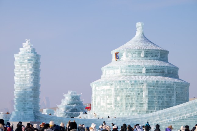 Kredit Wajib: Foto bertema es dan salju di dunia, Harbin Ice-Snow World edisi ke-26, resmi dibuka pada pukul 10 pagi di Harbin, ibu kota Provinsi Heilongjiang di timur laut Tiongkok, juga dikenal sebagai "kota es." Tema "Mimpi musim dingin, Cinta di antara Asia," taman ini dibangun dengan 300.000 meter kubik es dan salju, menggabungkan elemen-elemen yang terinspirasi oleh Asian Winter Games Harbin 2025 mendatang, yang akan dibuka pada bulan Februari mendatang, tepat setelah liburan Festival Musim Semi Tiongkok. Ini juga merupakan acara es dan salju internasional besar pertama yang diselenggarakan oleh Tiongkok sejak Olimpiade Musim Dingin Beijing 2022. Dengan luas keseluruhan yang direncanakan sebesar satu juta meter persegi, dibandingkan dengan 800.000 meter persegi pada tahun terakhirnya, ini merupakan yang terbesar dalam 26 tahun penyelenggaraannya. -tahun sejarah. Dunia Salju Es Heilongjiang Harbin China Terbuka - 21 Desember 2024