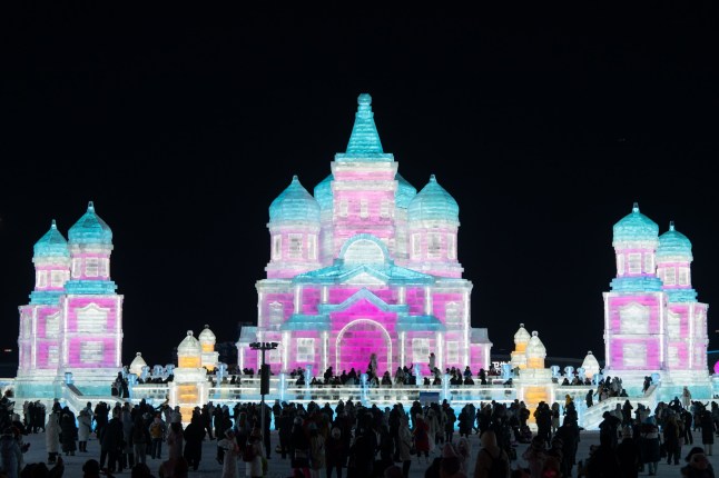 Kredit Wajib: Foto bertema es dan salju di dunia, Harbin Ice-Snow World edisi ke-26, resmi dibuka pada pukul 10 pagi di Harbin, ibu kota Provinsi Heilongjiang di timur laut Tiongkok, juga dikenal sebagai "kota es." Tema "Mimpi musim dingin, Cinta di antara Asia," taman ini dibangun dengan 300.000 meter kubik es dan salju, menggabungkan elemen-elemen yang terinspirasi oleh Asian Winter Games Harbin 2025 mendatang, yang akan dibuka pada bulan Februari mendatang, tepat setelah liburan Festival Musim Semi Tiongkok. Ini juga merupakan acara es dan salju internasional besar pertama yang diselenggarakan oleh Tiongkok sejak Olimpiade Musim Dingin Beijing 2022. Dengan luas keseluruhan yang direncanakan sebesar satu juta meter persegi, dibandingkan dengan 800.000 meter persegi pada tahun terakhirnya, ini merupakan yang terbesar dalam 26 tahun penyelenggaraannya. -tahun sejarah. Dunia Salju Es Heilongjiang Harbin China Terbuka - 21 Desember 2024