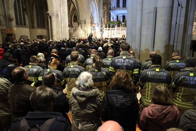 MAGDEBURG, JERMAN - 21 DESEMBER: Petugas pemadam kebakaran Jerman tetap diam selama upacara doa di Gereja Dom di Magdeburg, sehari setelah serangan teroris yang menyebabkan lima orang tewas, termasuk seorang anak kecil, dan lebih dari 200 orang terluka, 21 Desember. 2024 di Magdeburg, Jerman. Polisi menangkap seorang pria setelah dia mengendarai BMW hitam melewati penghalang keamanan dan memasuki pasar Natal yang sibuk kemarin malam. Penyerang, yang diidentifikasi sebagai Taleb A., diyakini merupakan warga negara Saudi yang tinggal di Jerman sejak tahun 2006 dan bekerja sebagai psikoterapis. Dalam publikasinya di jejaring sosial, dia tidak hanya mengkritik Jerman tetapi juga Islam dan "islamisasi" dari Jerman. Dia telah menyatakan dukungannya terhadap kelompok sayap kanan Alternatif untuk Jerman (AfD). (Foto oleh Omer Messinger/Getty Images)