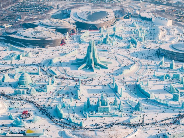 HARBIN, CHINA - 21 DESEMBER: Pemandangan udara wisatawan yang mengunjungi Dunia Es dan Salju Harbin ke-26 pada 21 Desember 2024 di Harbin, provinsi Heilongjiang, Tiongkok. Taman hiburan es dan salju terbesar di dunia, Harbin Ice-Snow World ke-26, secara resmi dibuka pada pukul 10 pagi pada tanggal 21 Desember di Harbin, ibu kota Provinsi Heilongjiang, Tiongkok utara. (Foto oleh Su Yunpeng/VCG melalui Getty Images)