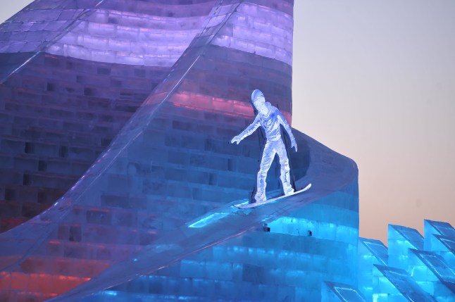 HARBIN, CHINA - 20 DESEMBER: Patung es dengan elemen Asian Winter Games Harbin 2025 ke-9 terlihat di lokasi pembangunan Dunia Es dan Salju Harbin ke-26 pada 20 Desember 2024 di Harbin, provinsi Heilongjiang, Tiongkok. Pembangunan Dunia Es dan Salju Harbin ke-26 telah selesai dan akan dibuka untuk umum pada pukul 10 pagi pada tanggal 21 Desember. (Foto oleh VCG/VCG melalui Getty Images)