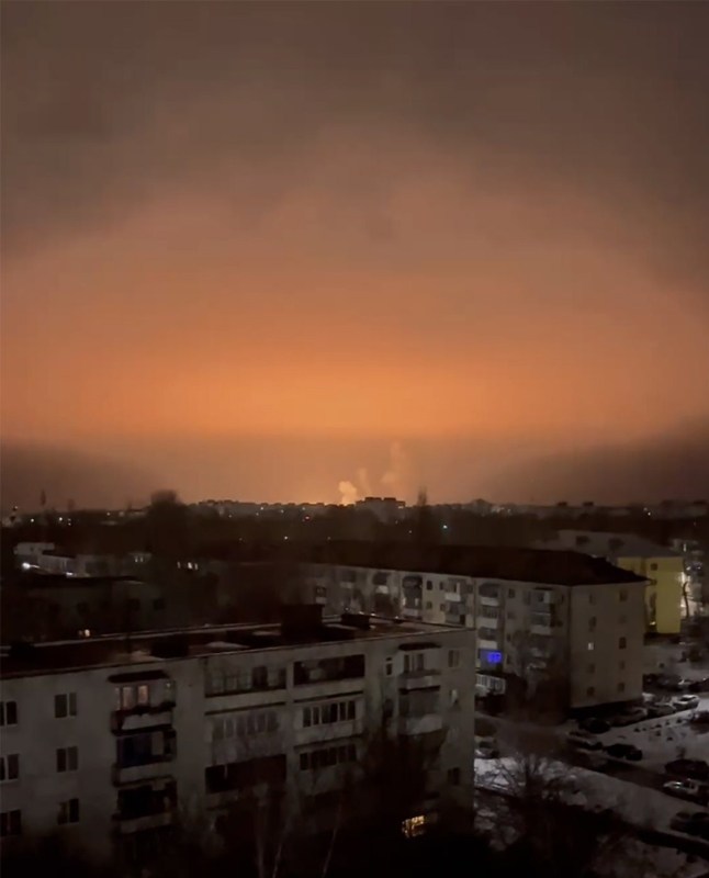 Momen serangan drone kamikaze besar-besaran di Ukraina yang membakar depot minyak utama Steel Horse di wilayah Oryol Rusia, yang melayani pipa Druzhba, jalur penting bagi pasokan energi Eropa.