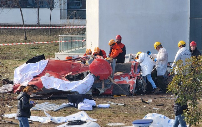 Pakar forensik polisi memeriksa puing-puing helikopter ambulans setelah bertabrakan dengan gedung rumah sakit dan jatuh ke tanah, di Mugla, Turki 22 Desember 2024. REUTERS/Kenan Gurbuz TPX IMAGES OF THE DAY