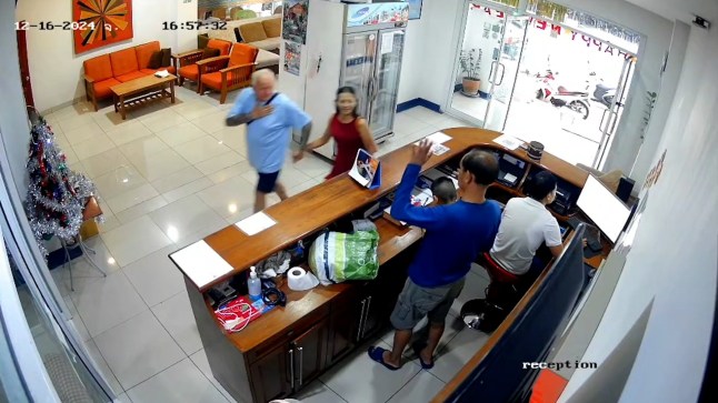 Seorang turis Inggris sedang diselidiki atas kematian seorang pelacur Thailand yang ditemukan tewas di kamar hotelnya - mengklaim bahwa dia tidak melihat mayatnya membusuk selama empat hari. Bearach Beataidh, 71 (foto membawa pekerja seks ke kamarnya pada 16 Desember) terakhir terlihat mencium dan memegang tangan Duangta Khampongsom, 45, saat dia membawanya ke kamarnya di sebuah wisma di “Sin City”, Pattaya, Pattaya Timur. Thailand, 18 Desember. Dia tidak pernah terlihat hidup lagi - tetapi Bearach, dari County Down, Irlandia Utara, terekam di CCTV meninggalkan ruangan dengan ekspresi gugup empat hari kemudian. pada tanggal 22 Desember. Penjaga gedung, Prayoon Chinsai, 57, menelepon polisi pagi itu ketika dia melihat bau busuk keluar dari ruangan. Ketika dia mengetuk dan tidak ada yang menjawab, dia menggunakan kunci cadangan untuk membuka pintu - hanya untuk menemukan tubuh setengah telanjang wanita itu membusuk di tempat tidur.??????