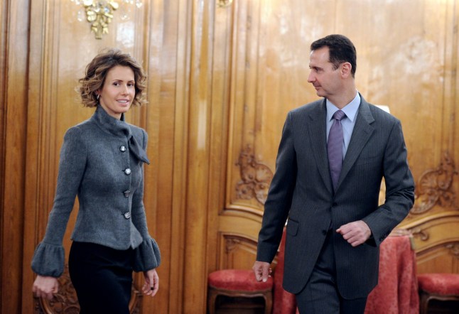 Presiden Suriah Bashar al-Assad dan istrinya Asma tiba untuk menyampaikan pidato kepada komunitas Suriah pada 9 Desember 2010 di Paris. Al-Assad sedang melakukan kunjungan resmi dua hari ke Prancis. FOTO AFP MIGUEL MEDINA (Kredit foto harus dibaca MIGUEL MEDINA/AFP via Getty Images)