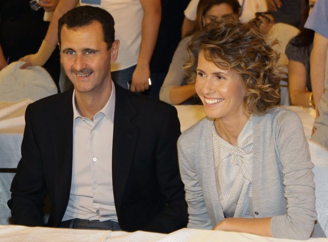 Presiden Suriah Bashar Assad dan istrinya Asma mengunjungi sekelompok atlet muda berkebutuhan khusus yang berkumpul di sebuah hotel di Damaskus 5 September 2010, menjelang pembukaan Olimpiade tahunan Timur Tengah dan Afrika Selatan Utara, akhir bulan ini. Peserta dari 23 negara, termasuk Iran, akan ambil bagian pada tanggal 25 September 2010 dalam turnamen seminggu yang pertama kali diluncurkan pada tahun 1993. AFP PHOTO/LOUAI BESHARA (Kredit foto harus dibaca LOUAI BESHARA/AFP via Getty Images )