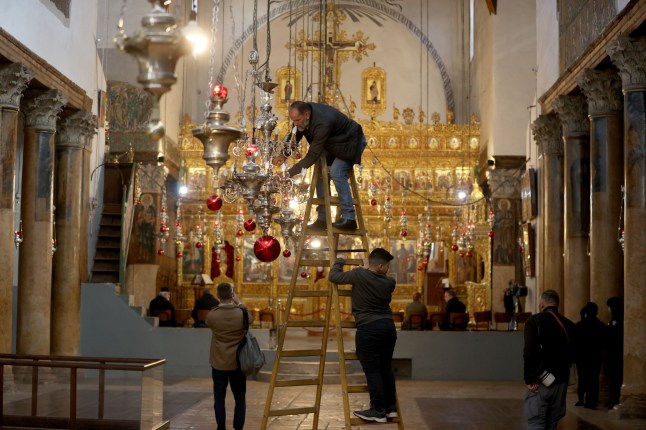BETHLEHEM, TEPI BARAT - 24 DESEMBER: Pemandangan interior Gereja Kelahiran, diyakini sebagai tempat kelahiran Yesus Kristus, saat persiapan Natal berlanjut pada 24 Desember 2024 di Betlehem, Tepi Barat. Karena serangan udara Israel yang sedang berlangsung di Gaza, perayaan tahun ini akan dibatasi pada ibadah dan doa, dan perayaan publik diminimalkan. (Foto oleh Issam Rimawi/Anadolu via Getty Images)