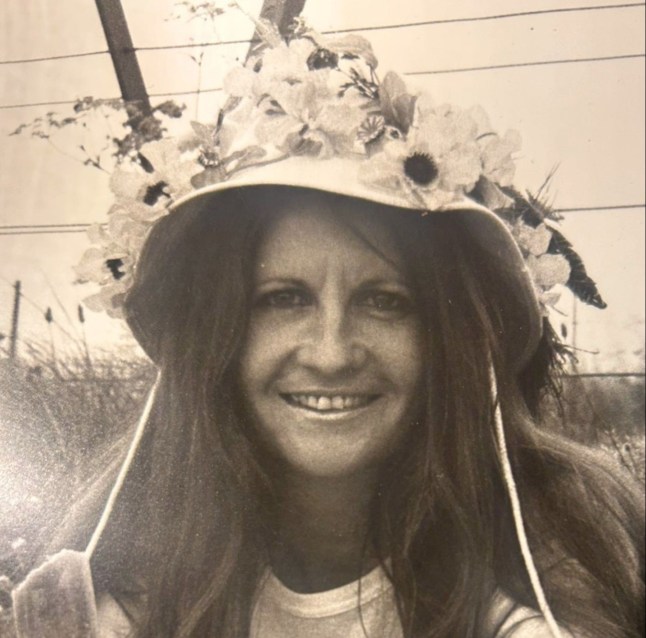 FOTO OLEH Kennedy News and Media (FOTO: LEE FLINT, 77, KETIKA DIA LEBIH MUDA) Seorang ibu yang merahasiakan tes darahnya