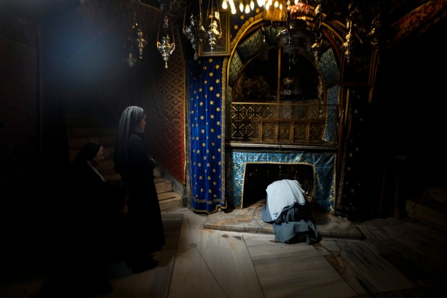 Para jamaah berdoa di Gereja Kelahiran Yesus, yang secara tradisional dianggap sebagai tempat kelahiran Yesus, pada Malam Natal di kota Betlehem, Tepi Barat, Selasa, 24 Desember 2024. (AP Photo/Matias Delacroix)