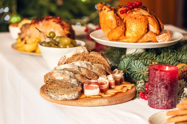 Hidangan lezat untuk makan malam Natal di atas meja di rumah; Nomor ID Shutterstock 2245986431; pesanan_pembelian: -; pekerjaan: -; pelanggan: -; lainnya: -