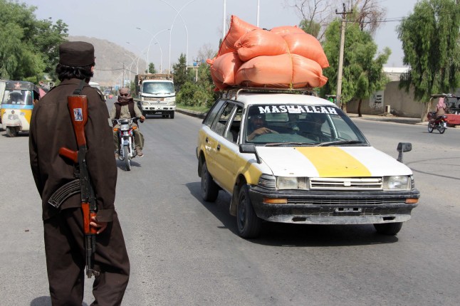 epa11793031 Personel keamanan bersenjata Taliban di sebuah pos pemeriksaan, di Kandahar, Afghanistan, 25 Desember 2024. Pemerintah Taliban Afghanistan menuduh Pakistan melakukan serangan udara yang diduga menargetkan wilayah di provinsi Paktika, yang mengakibatkan korban sipil, termasuk anak-anak. Taliban mengutuk serangan itu sebagai “tindakan brutal” dan pelanggaran hukum internasional. Pihak berwenang Pakistan telah lama menuduh pemerintah Taliban menyembunyikan kamp Tehreek-e-Taliban Pakistan (TTP), dan Pakistan mengklaim kelompok tersebut menggunakan wilayah Afghanistan untuk melakukan serangan. EPA/QUDRATULLAH RAZWAN