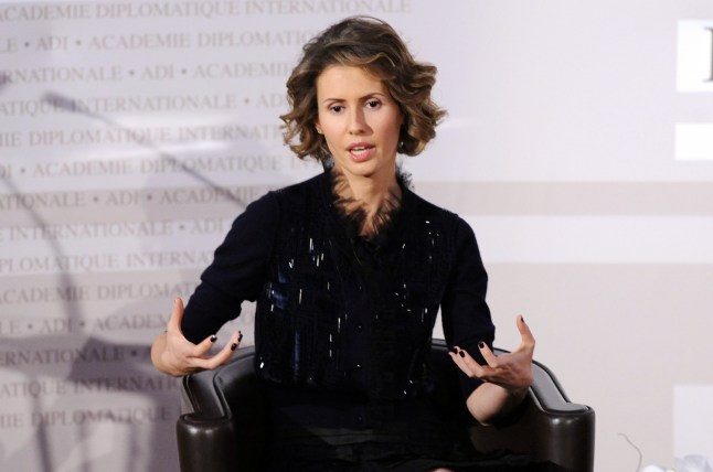 Asma, istri Presiden Suriah Bashar al-Assad, memberi isyarat saat berbicara dalam pertemuan di Akademi Diplomatik Internasional 10 Desember 2010 di Paris. Al-Assad sedang melakukan kunjungan resmi dua hari ke Prancis. FOTO AFP MIGUEL MEDINA (Kredit foto harus dibaca MIGUEL MEDINA/AFP via Getty Images)