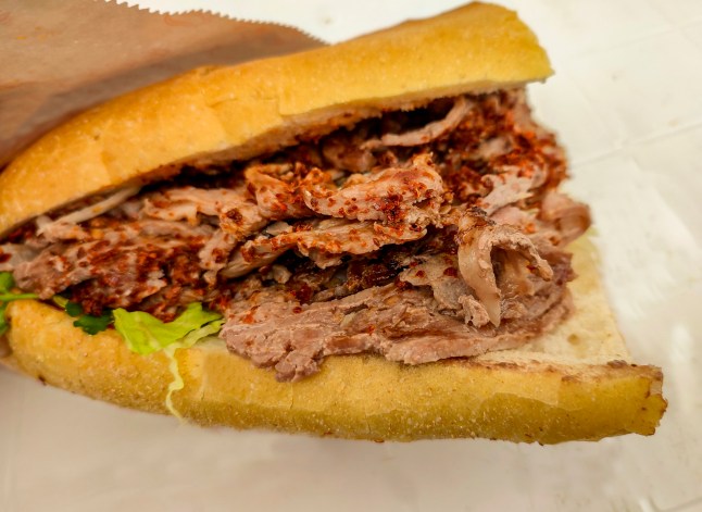 Daging doner gyro shawarma tradisional Turki dalam roti cepat saji di Istanbul Türkiye