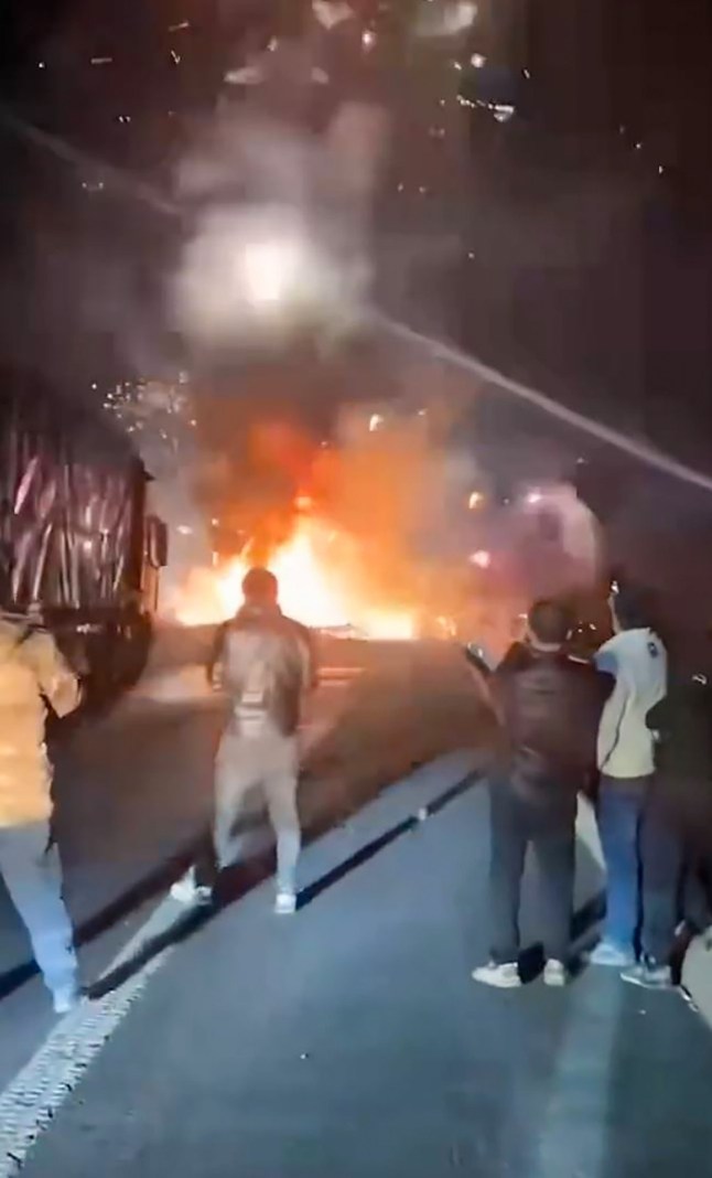 Truk berisi kembang api meledak di jalan raya Beijing-Harbin di Tiongkok, tanpa tanggal. Video tersebut dibagikan di Weibo – Twitter versi Tiongkok (X) pada 24 Desember 2024. (AWR/newsX)