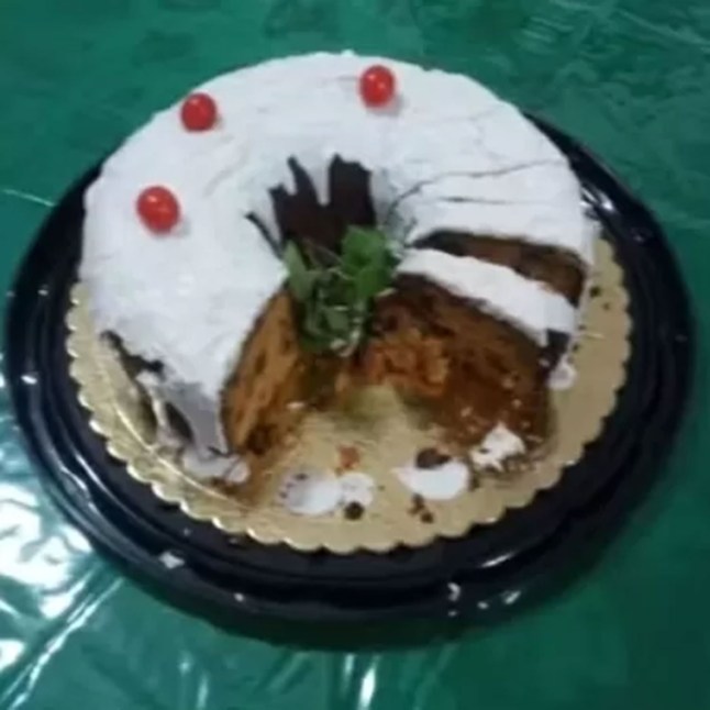Kisah Jam Press (Kue Kematian) Foto: Kue diyakini sebagai penyebab kematian. Korban Satu Keluarga yang Meninggal Usai Makan Kue Bersama, Difoto dan Diberi Nama? saat polisi berencana menggali jenazah mendiang suami tukang roti. Tiga orang dari keluarga yang sama meninggal setelah jatuh sakit setelah makan kue. Insiden tersebut terjadi pada tanggal 23 Desember, dan polisi pada awalnya menyembunyikan informasi tentang para korban. Mereka sekarang telah diberi nama dan difoto. Tatiana Denize Silva dos Anjos, 43, dan Maida Berenice Flores da Silva, 58, meninggal pada hari yang sama setelah mengonsumsi makanan penutup tersebut. Neuza Denize Silva dos Anjo, 65, dirawat di rumah sakit dalam kondisi kritis sebelum meninggal secara tragis keesokan harinya (24 Desember). Tiga anggota keluarga lainnya juga jatuh sakit setelah memakan kue tersebut, termasuk seorang anak laki-laki berusia 10 tahun. Hal itu diduga disiapkan oleh Maida dan saudara perempuannya, Zeli Terezinha Silva dos Anjos, 61, yang saat ini dirawat di rumah sakit. Keluarga itu berkumpul untuk makan kue di rumah Zeli. Polisi sipil saat ini sedang menunggu hasil untuk mengidentifikasi penyebab kematian ketiga wanita tersebut, dan Petugas Marcos Vinicius Veloso memimpin penyelidikan. Zeli dikabarkan mengonsumsi dua potong kue dan menjadi orang pertama yang dirawat di rumah sakit setelah jatuh sakit parah. Dia memberikan informasi kepada pihak berwenang tentang waktu dan tempat pembelian bahan-bahan tersebut. Polisi pun membuka penyelidikan lain yang berujung pada penggalian jenazah suami Zeli. Kasus seputar kematiannya akan dievaluasi setelah dia meninggal pada bulan September karena keracunan makanan. Setelah Zeli keluar dari rumah sakit, dia akan diinterogasi lebih lanjut, seperti yang dilaporkan NeedToKnow. Tetangga rumahnya di Torres, Brazil, juga akan diwawancarai. Meski demikian, Veloso menegaskan tidak ada catatan sengketa warisan atau perkelahian antar anggota keluarga. Menurut Rumah Sakit Nossa Senhora dos Navegantes di Torres, Tatiana dan Maida keduanya meninggal karena serangan jantung. Penyebab kematian Neuza terungkap sebagai
