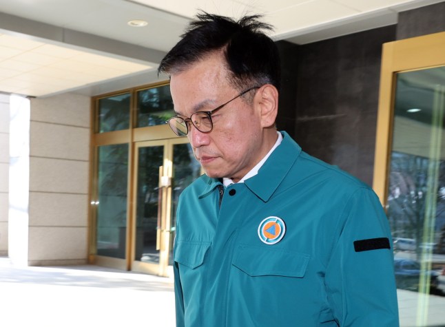 epa11796508 Penjabat Presiden Choi Sang-mok meninggalkan gedung pemerintahan di pusat kota Seoul, Korea Selatan, pada 29 Desember 2024, setelah mengadakan pertemuan darurat mengenai kecelakaan pesawat di Bandara Internasional Muan, 288 kilometer selatan Seoul. EPA/YONHAP KELUAR KOREA SELATAN