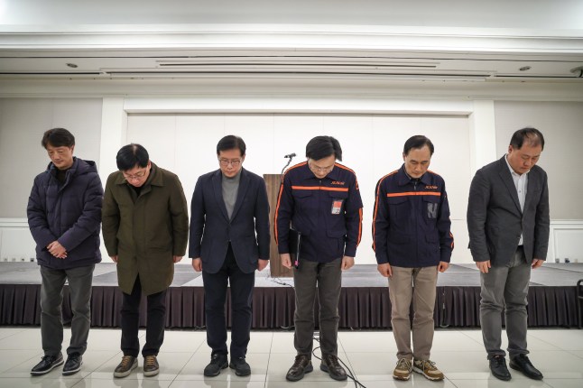 epa11796813 CEO Jeju Air Kim E-bae (CR) dan pejabat perusahaan lainnya menyampaikan permintaan maaf mereka sebelum konferensi pers di Seoul, Korea Selatan, pada 29 Desember 2024, beberapa jam setelah kecelakaan fatal salah satu penerbangannya di Bandara Internasional Muan di Muan . , 288 kilometer barat daya Seoul. EPA/YONHAP KOREA SELATAN KELUAR