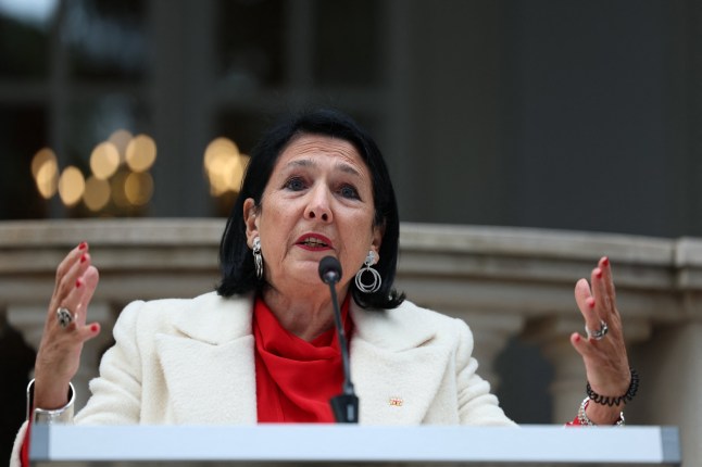 Presiden Georgia yang pro-Eropa, Salome Zurabishvili, berbicara kepada publik dalam pertemuan menjelang pelantikan Presiden terpilih Georgia Mikheil Kavelashvili di Tbilisi pada 29 Desember 2024. Mantan pesepakbola sayap kanan Mikheil Kavelashvili dilantik dalam upacara parlemen beberapa saat setelahnya kepergiannya. Presiden Salomé Zurabishvili menyatakan bahwa dia adalah "satu-satunya presiden yang sah" dan berjanji untuk melawan partai Impian Georgia yang menguasai Parlemen. (Foto oleh Giorgi ARJEVANIDZE / AFP) (Foto oleh GIORGI ARJEVANIDZE/AFP via Getty Images)