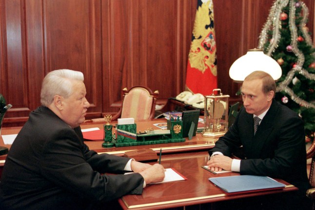 TOPSHOT - Presiden Rusia Boris Yeltsin berbicara dengan Perdana Menteri Vladimir Putin di Kremlin, Moskow, 31 Desember 1999. Yeltsin mengumumkan pada 31 Desember 1999 bahwa ia segera mengundurkan diri dan negaranya akan dipimpin oleh Perdana Menteri Vladimir Putin hingga presiden. pemilu bulan Maret mendatang. (Foto oleh POOL / AFP) (Foto oleh -/POOL/AFP via Getty Images)
