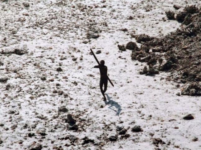 Dalam foto yang disediakan oleh Penjaga Pantai India dan Survival International dan diambil pada tanggal 28 Desember 2004, seorang anggota suku Sentinel mengarahkan busur dan anak panahnya ke helikopter Penjaga Pantai India saat terbang di atas Pulau Sentinel Utara di Kepulauan Andaman. setelah tsunami Samudera Hindia tahun 2004. – Anggota salah satu suku terakhir di dunia yang tidak tersentuh oleh peradaban modern membunuh seorang Amerika yang secara ilegal menjelajah ke pulau terpencil mereka, polisi India mengumumkan pada 22 November 2018. (Foto oleh Handout / berbagai sumber / AFP ) / ---- -CATATAN EDITOR --- DIBATASI UNTUK PENGGUNAAN EDITORIAL - KREDIT WAJIB "FOTO AFP / PENJAGA PANTAI INDIA / SURVIVAL INTERNASIONAL " - TANPA PEMASARAN - TANPA KAMPANYE IKLAN - DISTRIBUSIKAN SEBAGAI LAYANAN KEPADA PELANGGANSHANDOUT/AFP/Getty Images