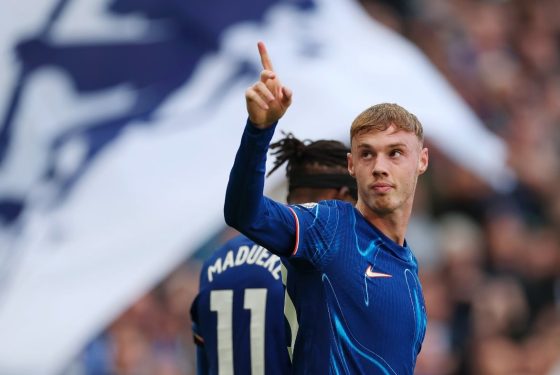 Bintang Chelsea Cole Palmer memberi isyarat setelah mencetak gol