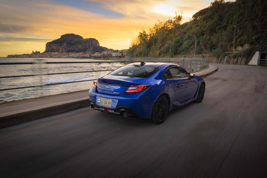 Subaru BRZ vs Toyota 86. Tampak belakang Subaru BRZ