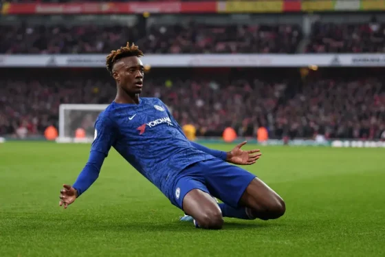 Tammy Abraham melakukan selebrasi lutut
