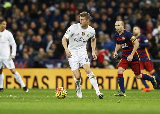 Toni Kroos dan Andres Iniesta beraksi di El Clasico