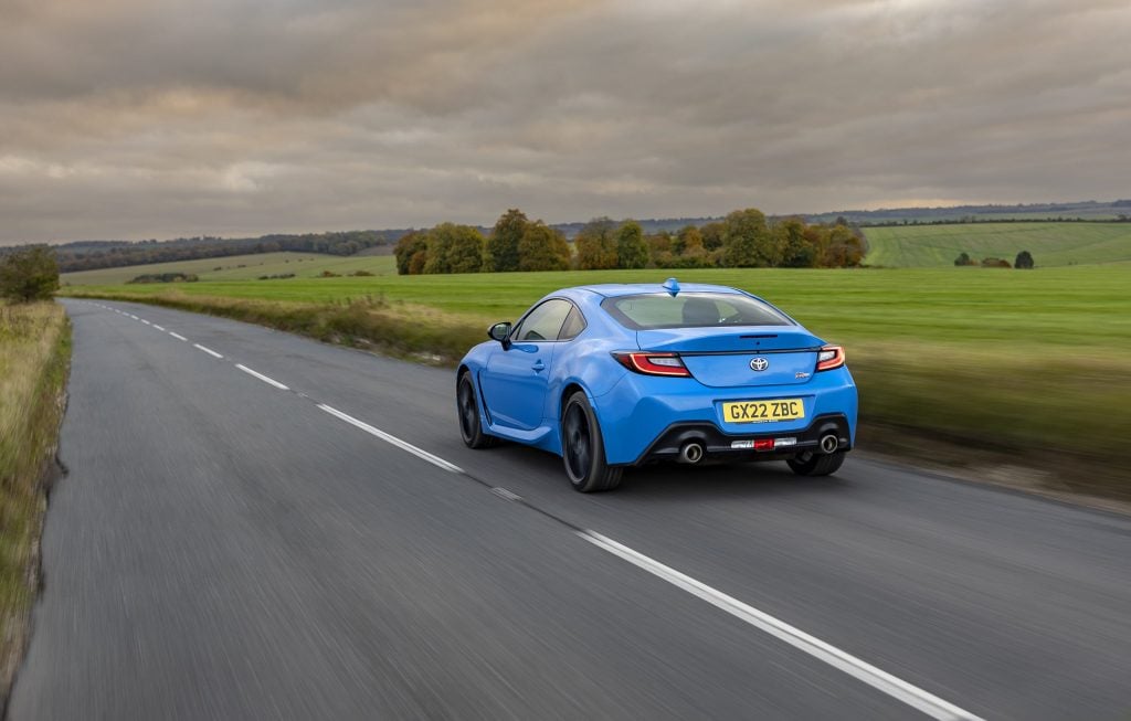 Perbandingan Tampak Belakang Subaru BRZ dan Toyota 86 dari Toyota GR86
