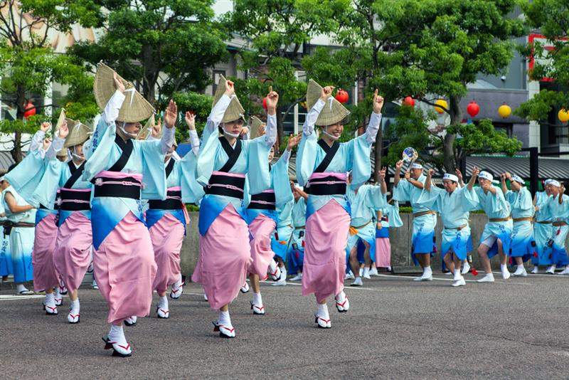 Tarian tradisional Jepang di festival Obon