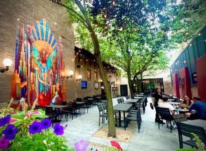 Teras luas di restoran Bad Apple yang ramah anjing di Chicago