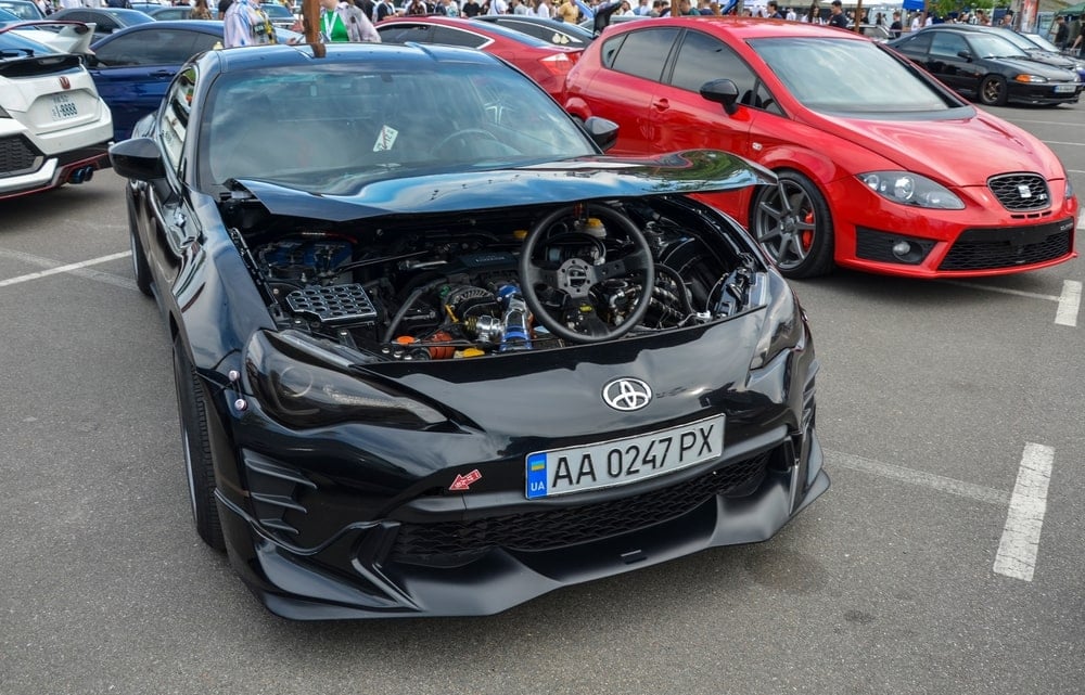 Toyota Scion FR-S memulai debutnya pada tahun 2013. Itu merupakan bagian dari kolaborasi antara Toyota dan Subaru. Baca untuk mengetahui lebih lanjut!