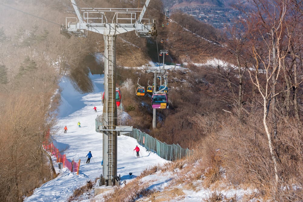 Bermain ski di resor Yongpyong di Korea Selatan