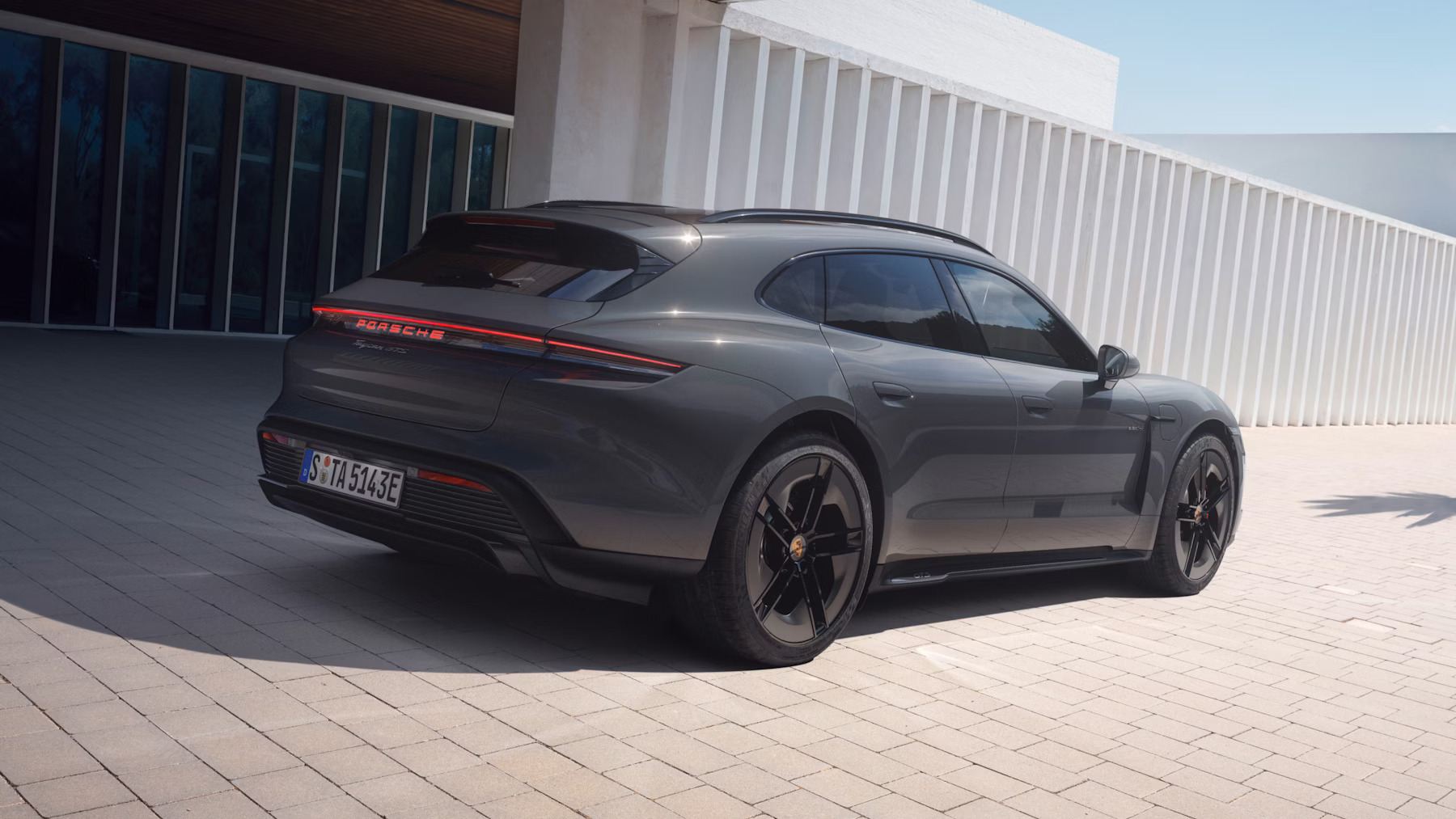 taycan GTS sport turismo belakang