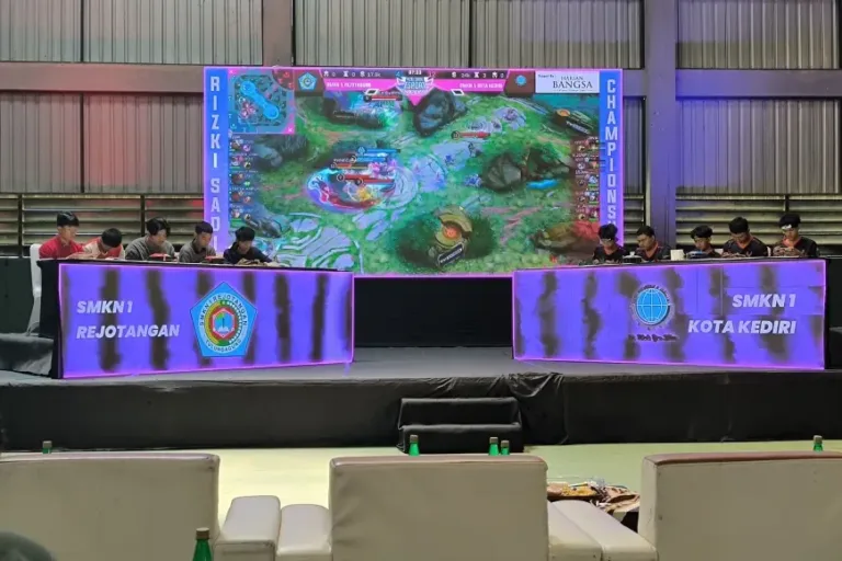 Ribuan Pelajar Padati GOR Tulungagung untuk Turnamen E-Sport Piala Rizki Sadig